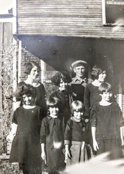 Giles Cousins, Mary Virginia, Flossiem Hazel, Clarissa, Vessa, Faye with Uncle Hugh.